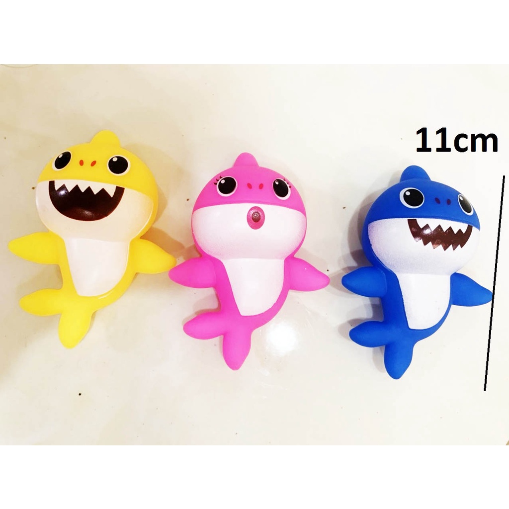 Chut chit cá mập mô hình baby shark đồ chơi bồn tắm thú lên dây cos bơi được