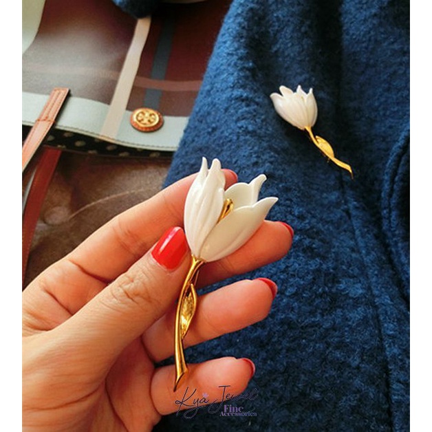 Cài áo Kya Jewel hoa tulip trắng thanh lịch