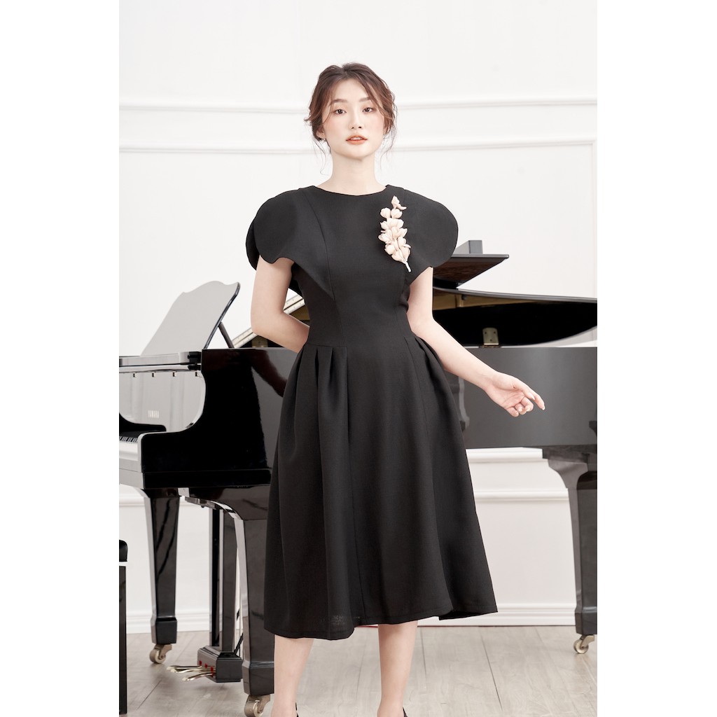 [Mã FAMALLT5 giảm 15% đơn 150k] RẬP - Đầm Đen Xòe Tay Cánh Bướm Có Cài Hoa - BROWN 02
