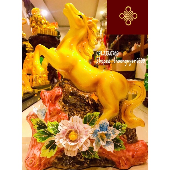 Tượng ngựa sứ “mã đáo thành công” phong thuỷ bên hoa mẫu đơn .(cao 43, dài 32, rộng 12)