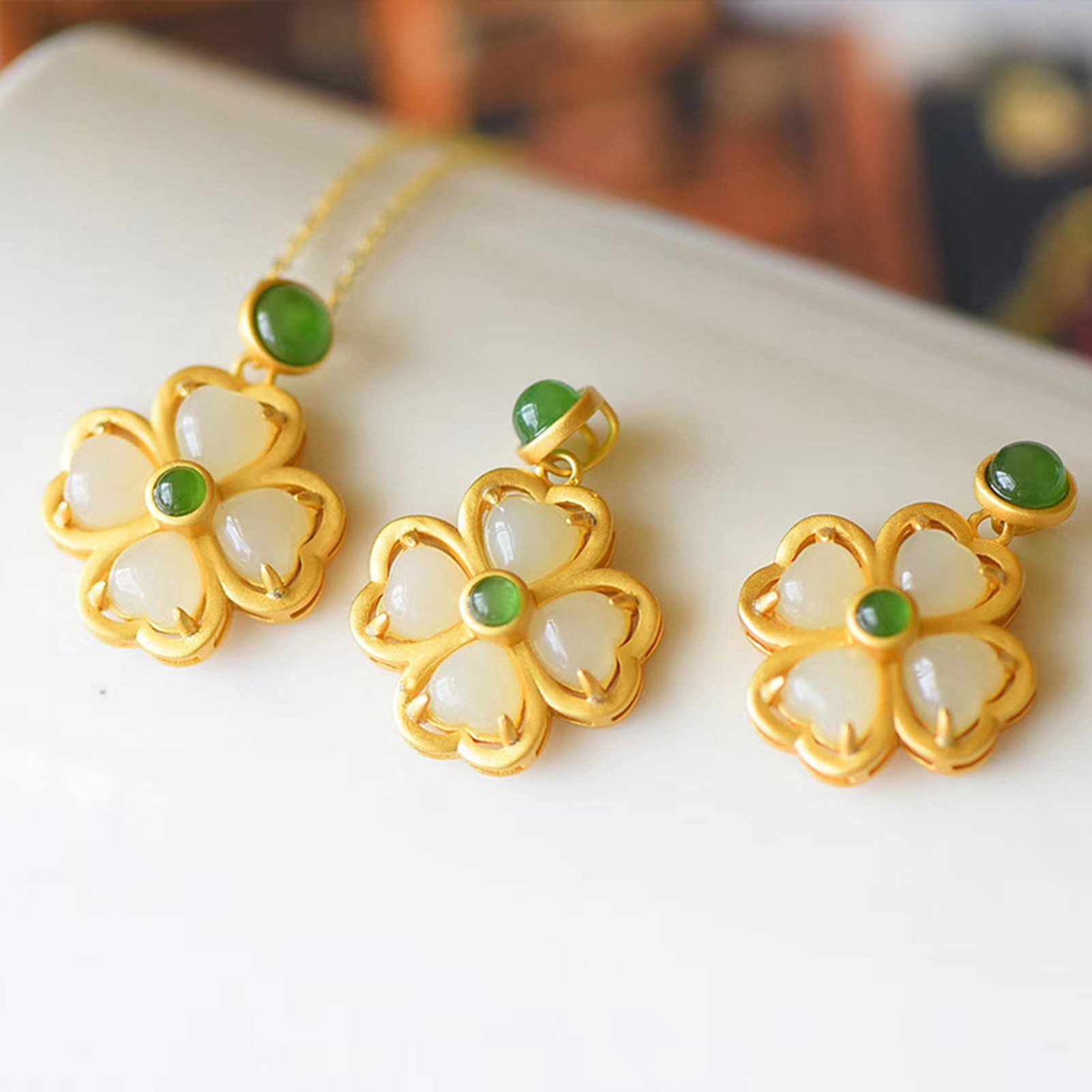 Ancient plated sterling silver inlaid imitation Hetian jade four-leaf clover pendant female light luxury exquisite temperament clavicle necklace jewelry