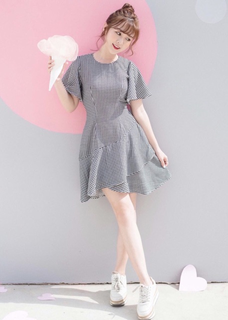 Đầm cổ tròn tay loe caro đen dễ thương năng động | BigBuy360 - bigbuy360.vn