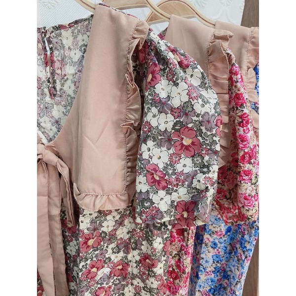 Áo sơ mi hoa nhí cổ bèo phối nơ xinh xắn