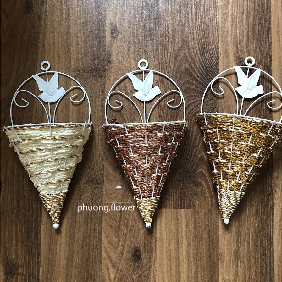 Giỏ treo chùm dây lá hoặc hoa bằng cói nhân tọa khung kim loại sơn thuận tiện trong việc trang trí