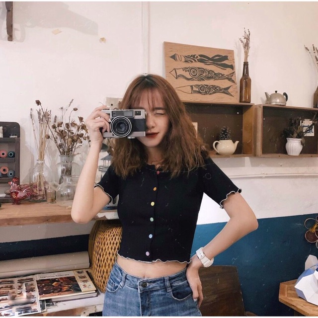 Áo thun Croptop body cuốn biên phối cúc màu | BigBuy360 - bigbuy360.vn