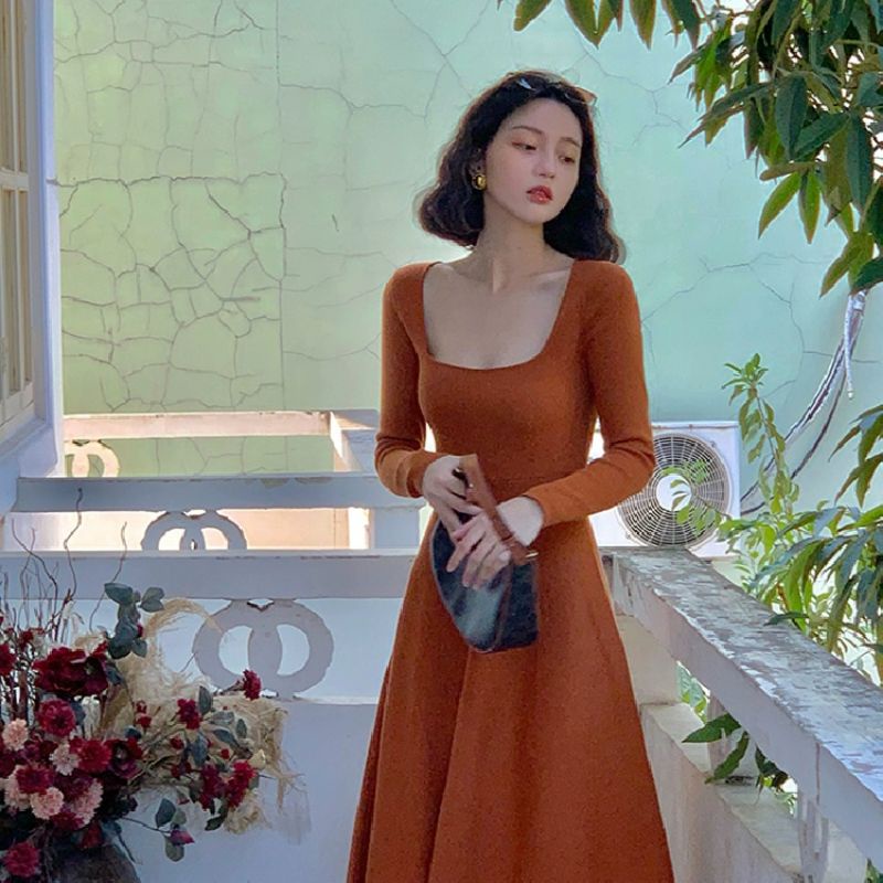 Váy thun nâu cổ vuông tay dài dáng midi có hình thật trải sàn ở cuối | BigBuy360 - bigbuy360.vn
