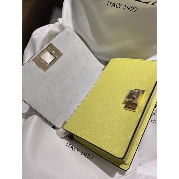 Túi Furla khoá vuông màu vàng