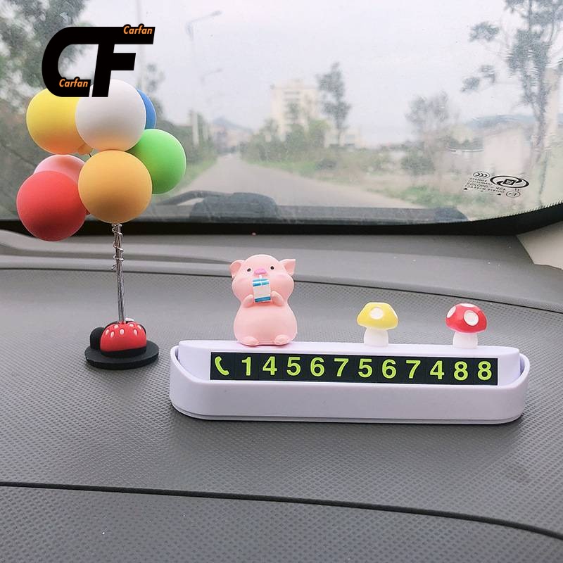 Biển số điện thoại được đặt trên táp lô xe hình cây xương rồng dễ thương