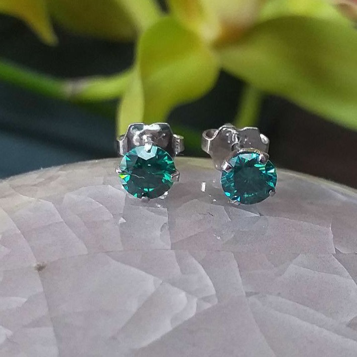 Kim Cương Xanh lá, vàng trắng. Moissanite xanh lá 5li, nước D, Vvs1, SÁNG ĐẸP đầy Cá Tính và Mê Hoặc. Kiểm nghiệm đầy đủ