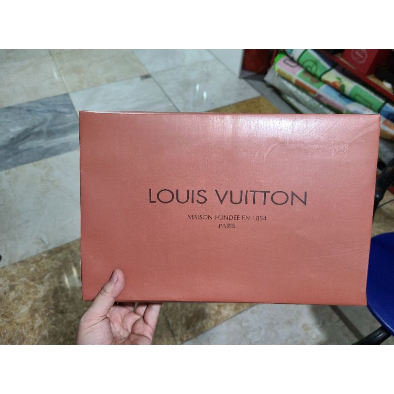 Hộp đựng khăn,áo logo hãng