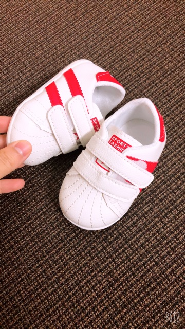 Giày thể thao cho bé