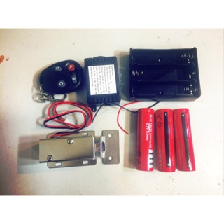 Bộ chốt/khóa cửa có khiển từ xa dùng pin