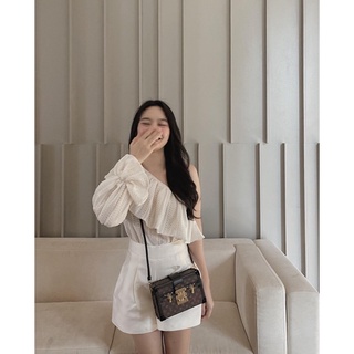 Set áo trắng ren hoa lệch vai + short