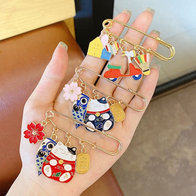 Ghim cài áo quần hình chú mèo may mắn / gấu trúc / xe máy phong cách Hàn Quốc đáng yêu