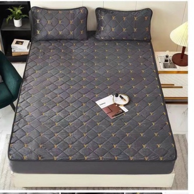 Ga gối nỉ nhung bo chun trần bông in chữ LV dày dặn ,mềm mịn
