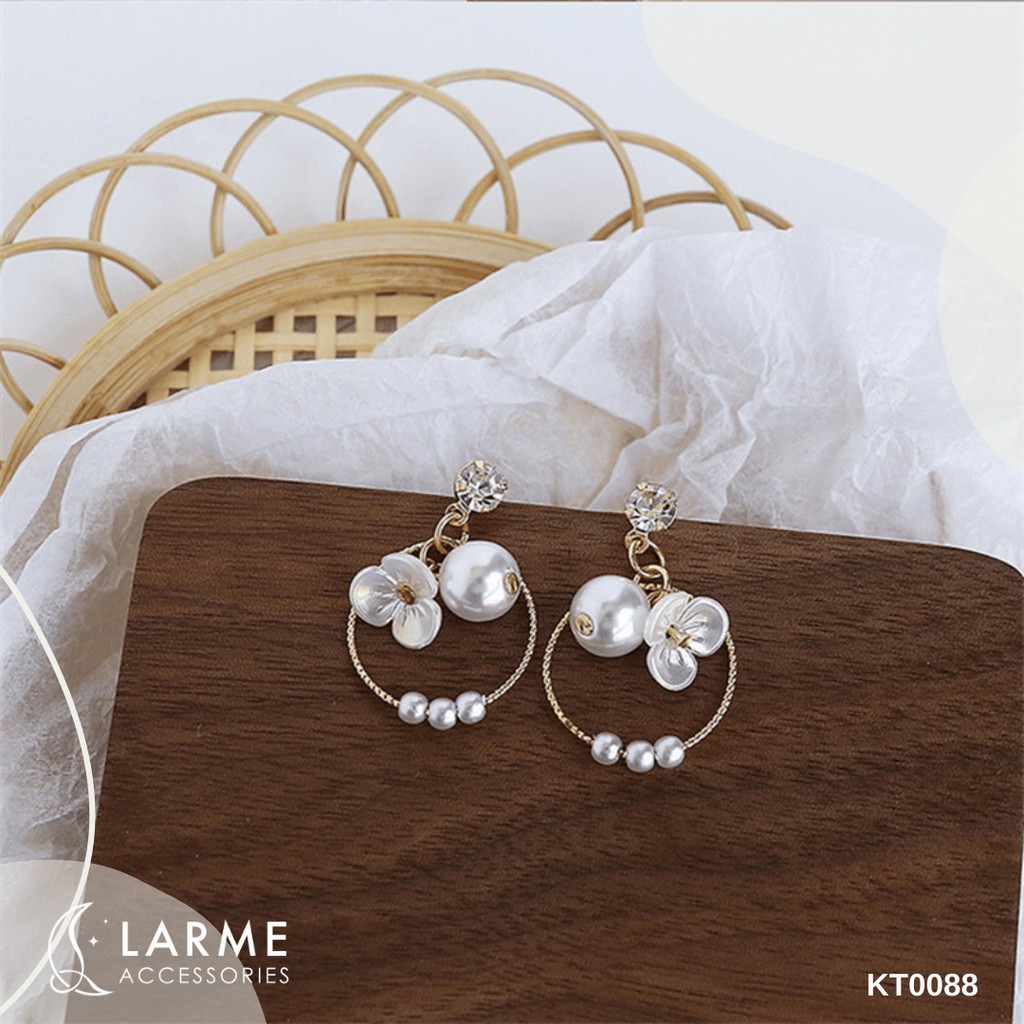 Khuyên tai, bông tai hạt ngọc nhân tạo kèm hoạ tiết hoa xinh xắn Larme Accessories - KT0088