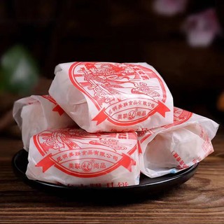 Bánh nhân thịt hun khói, trứng muối.