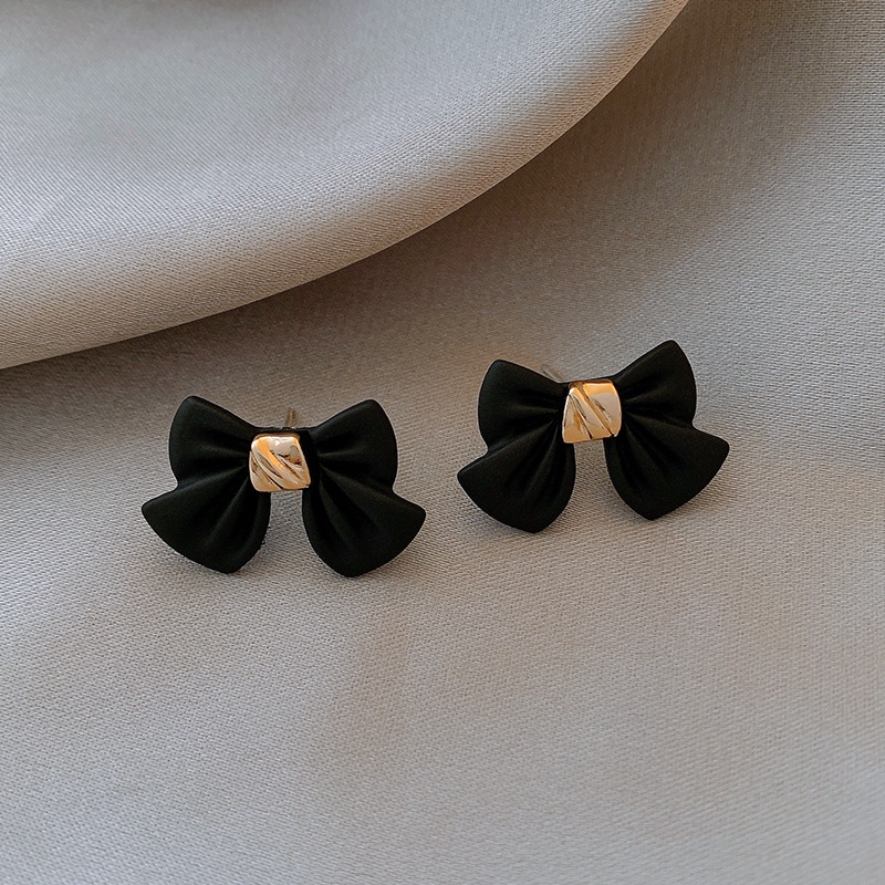 Bông tai thiết kế đơn giản hợp thời trang trẻ trung