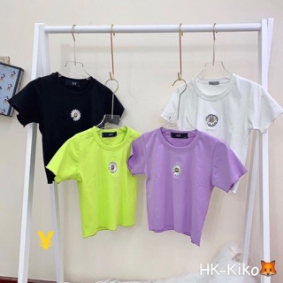 Áo croptop thêu cúc cuốn biên.