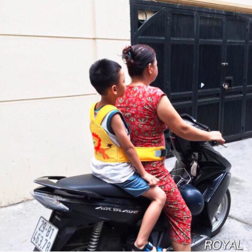 [ AN TOÀN CHO BÉ ] Đai xe máy dạng ba lô vai có dây đeo chắc chắn giúp mẹ đèo bé an toàn hơn