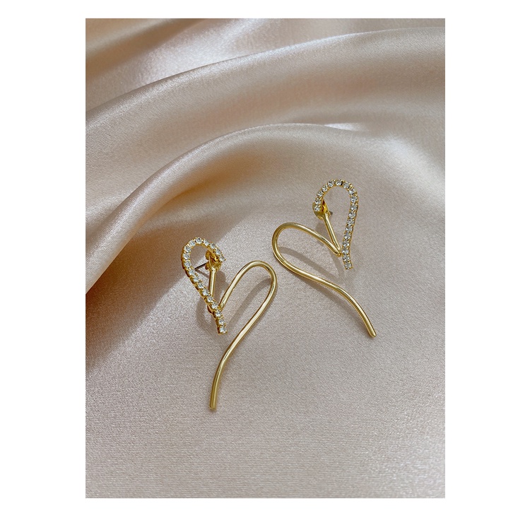 Khuyên tai nữ trang dáng dài tạo hình độc đáo