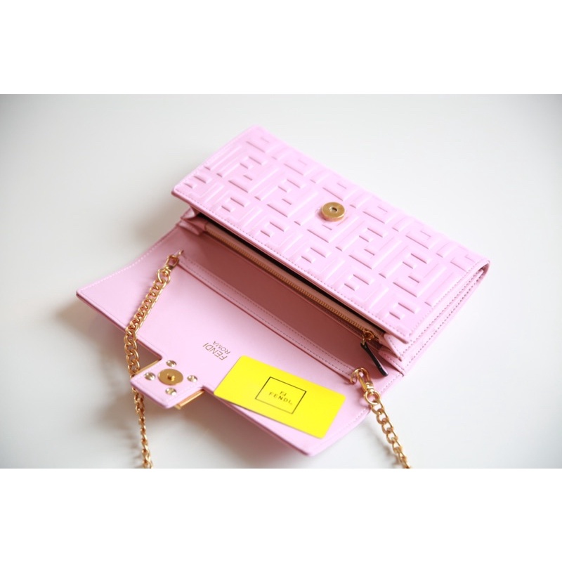 Ví W466-24 Clutch Fendi fullbox tag vàng vân da dập nổi kèm quai xinh Sang