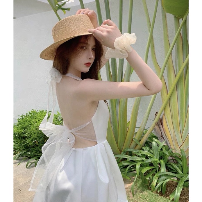 Váy trắng yếm hở lưng