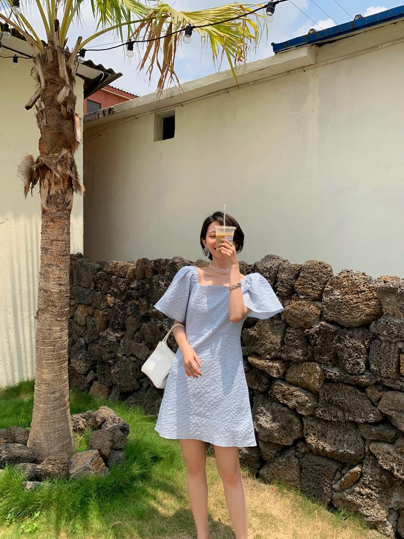 Đầm cổ vuông tay ngắn họa tiết thời trang cho nữ | BigBuy360 - bigbuy360.vn