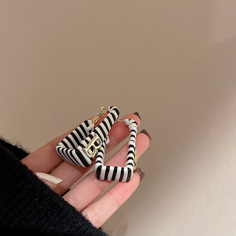 Khuyên Tai Da Đính Đá Vuông Cá Tính Cho Nữ