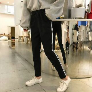 Quần baggy đen có 2 sọc trắng