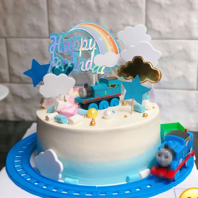 Tàu hỏa chạy vòng quanh trang trí bánh