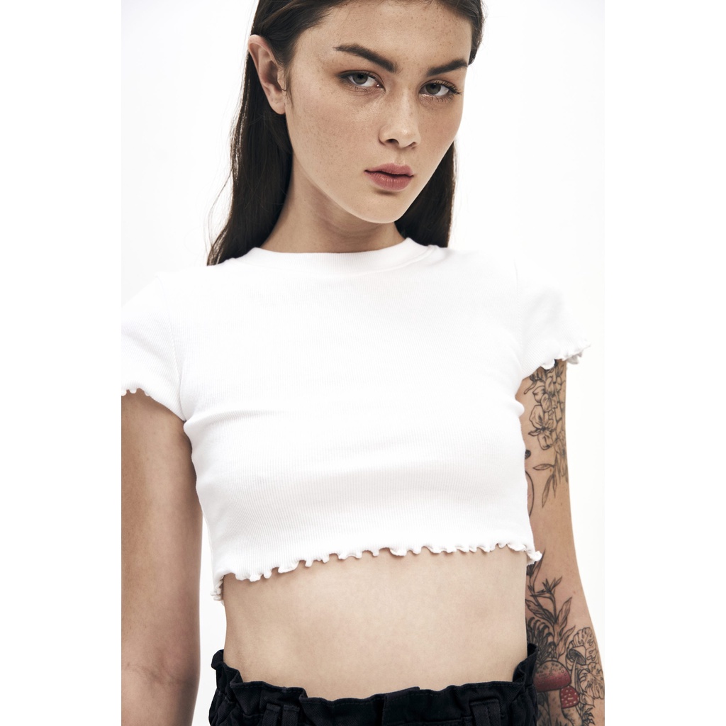 Áo croptop màu trắng, viền xoắn tay, là min - RUFFLE HEM RIBBED CROPTOP