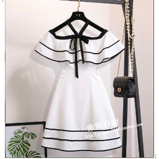 Đầm xòe trễ vai cổ bèo