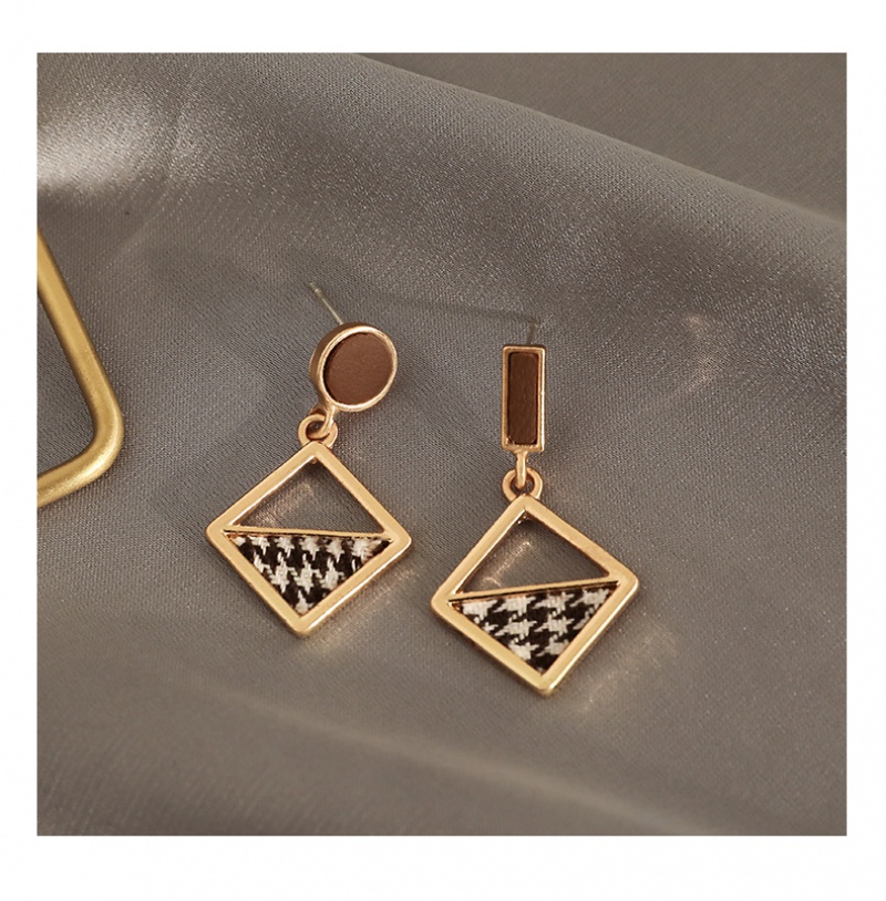 Bông tai phong cách Retro thiết kế thời trang 2023