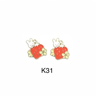 Charm kim loại thỏ ôm cà rốt