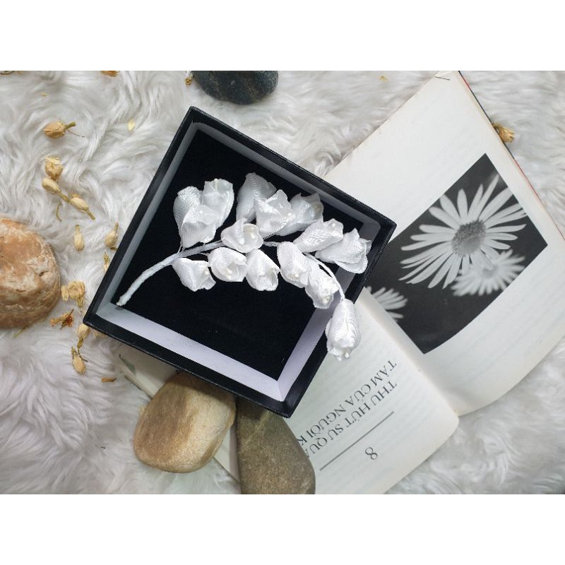 Hoa linh lan cài áo