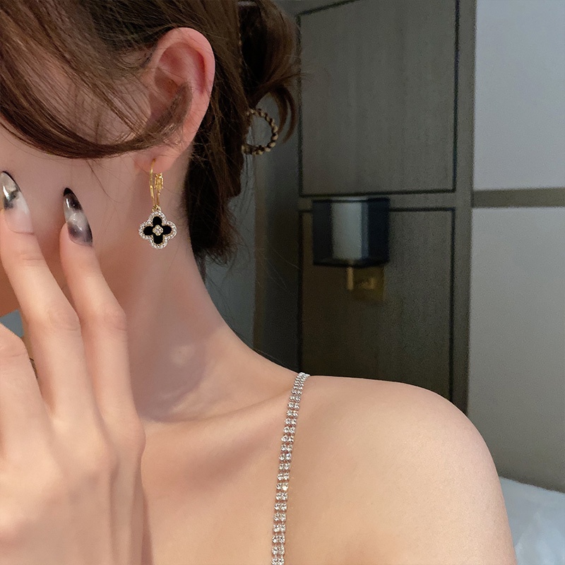 Bông Tai Hình Cỏ Ba Lá Màu Đen Thời Trang Thanh Lịch Cho Nữ