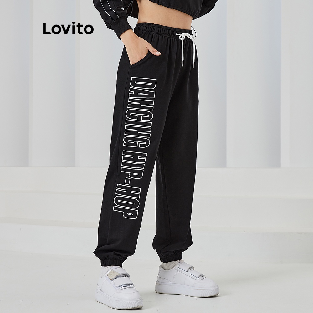 Quần Jogger Lovito Thể Thao Ống Thẳng Dài Rộng Lưng Cao In Họa Tiết Chữ Có Dây Rút PTXHNZP2065 (Màu Đen)