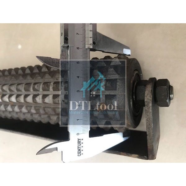 Rulo, Con lăn tạo nhám Caro 10x10x6mm, dài 48cm. Chống trơn trượt mặt bê tông