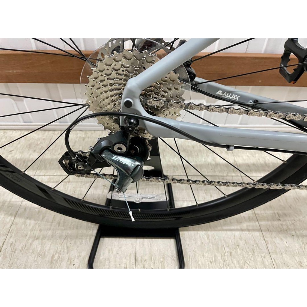 Xe đạp đường trường 2022 Giant Revolt F1, Hợp kim nhôm Giant, Bộ group Shimano Tiagra, Phanh đĩa dầu Tektro, Màu trắng