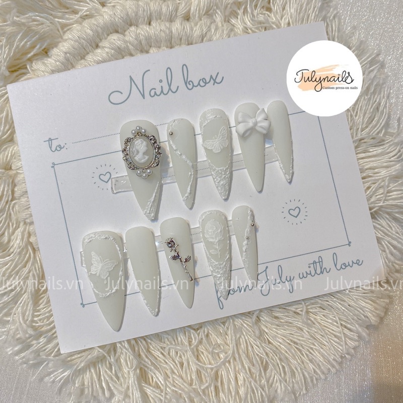 Móng úp thiết kế nhọn dài màu trắng cô dâu đính charm hoa hồng thiên thần julynails.vn nb135