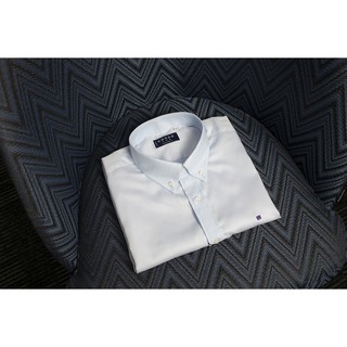 Sơ mi cộc tay cổ button down màu xanh nhạt