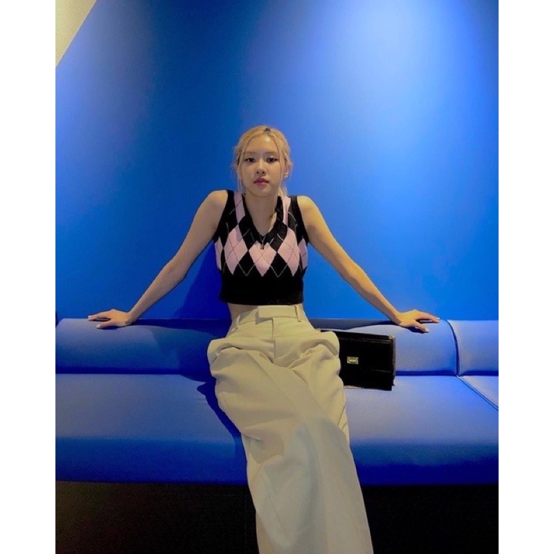 Áo Gile len kẻ ô quả trám giống Rosé BLACKPINK & Miyeon GIDLE