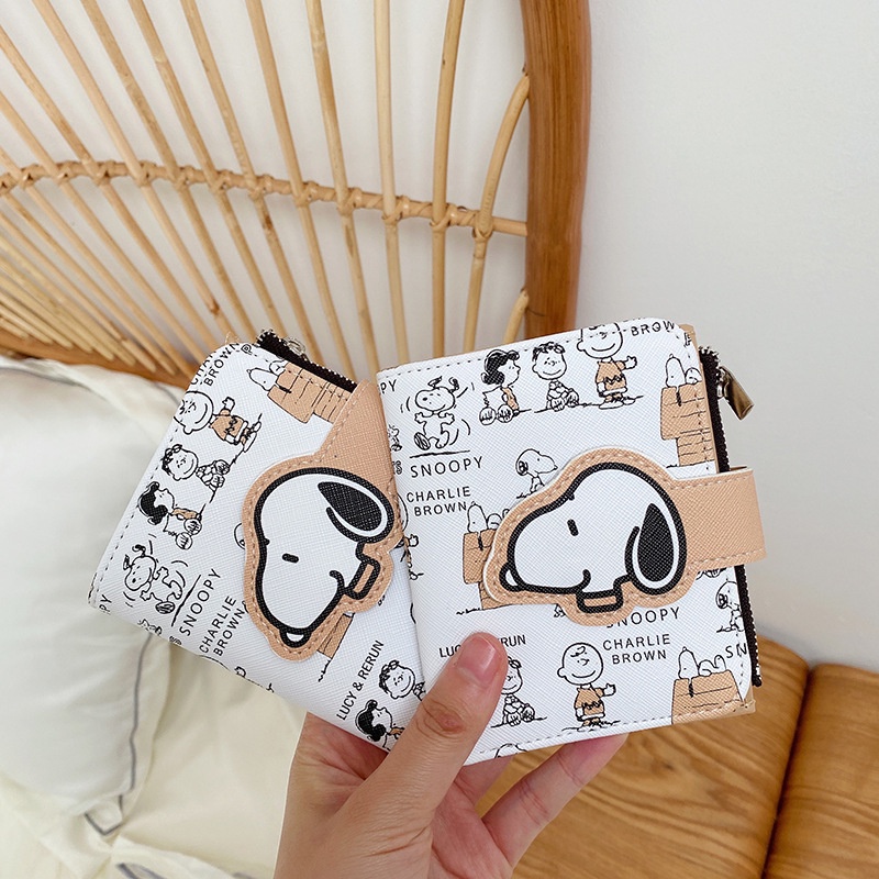 Ví Ngắn Đựng Tiền Xu Chất Liệu Da pu Có Khóa Kéo Họa Tiết Hoạt Hình Snoopy Dễ Thương