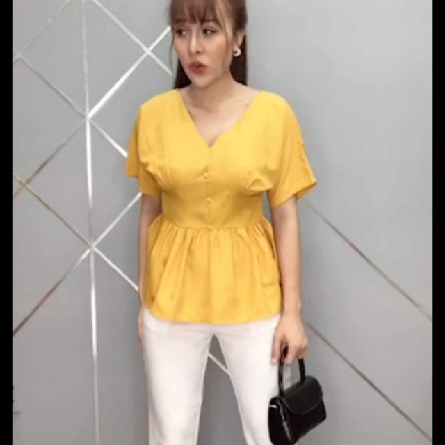 Set quần trắng+ áo vàng....