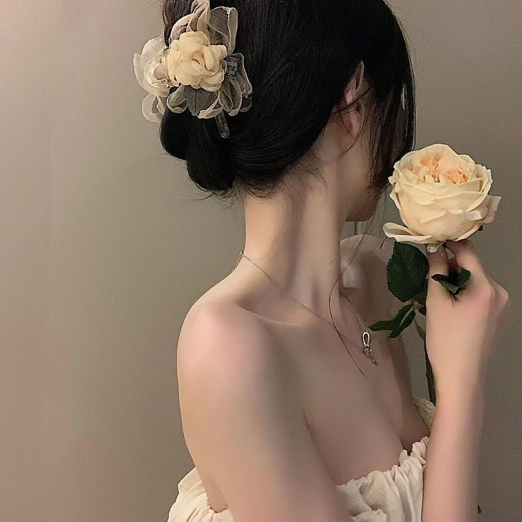 Kẹp tóc càng cua Hàn Quốc phối hoa khô HOT HIT phong cách nàng thơ 2023