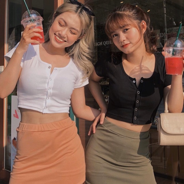Áo croptop nút bấm đơn giản dễ phối đồ