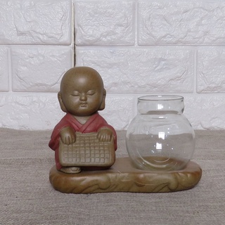 Chậu thủy tinh chú tiểu đọc sách