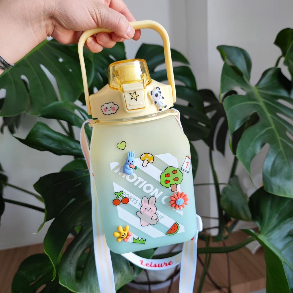 Bình nước chia vạch 1500ml vuông, kèm stick và dây đeo cho bé