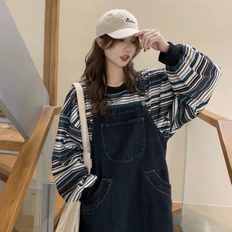 Váy yếm và áo dài tay kẻ ngang